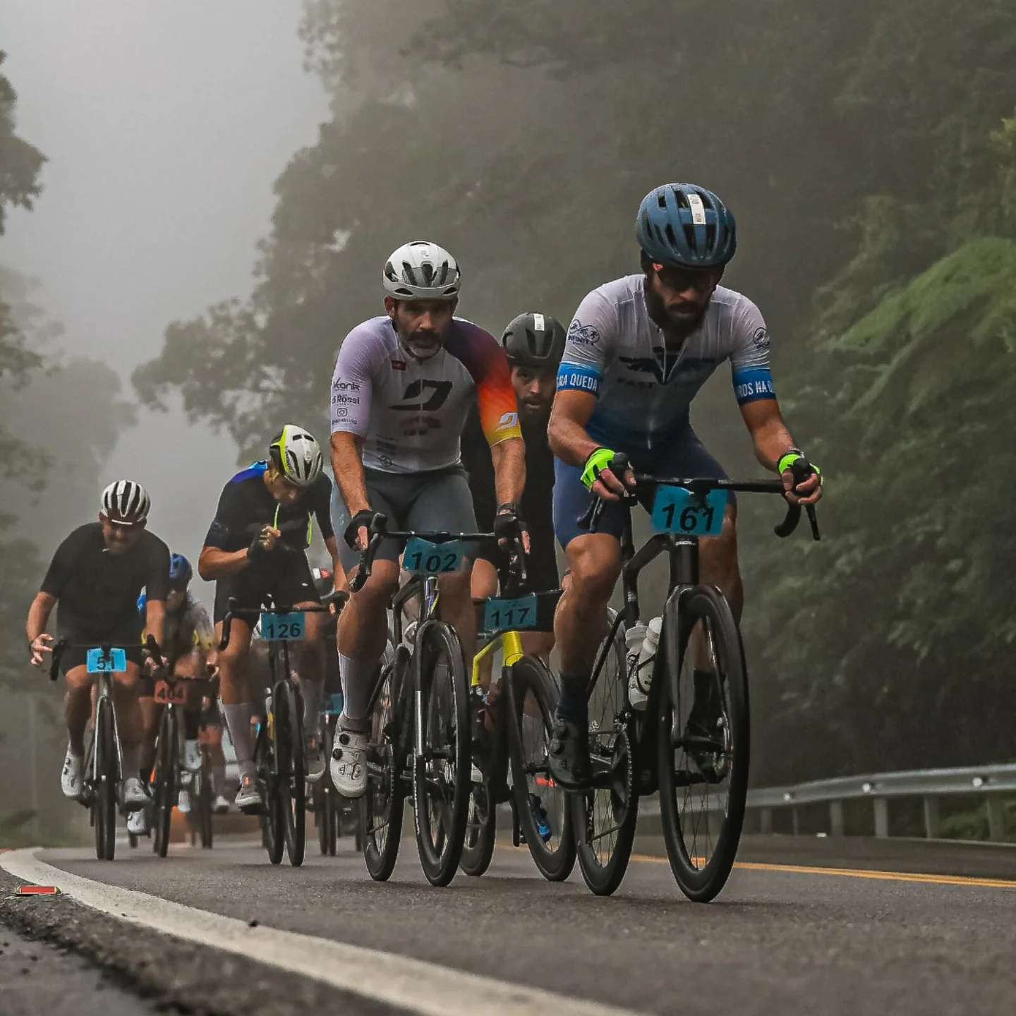 Duros na Queda na subida do Gran Cup Brasil, em Ubatuba-SP
